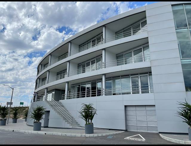 840M² BUILDING TO LET IN LAGOON BEACH